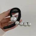 Pince à cheveux noire élégante ornée de plusieurs perles blanches de taille moyenne - Noir Classique