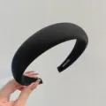 Elegante diadema de esponja acolchada negra para un efecto de parte superior alta - Negro