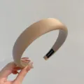 Elegante diadema acolchada beige para peinado alto con un diseño minimalista moderno - Caqui