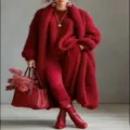 Vue détaillée d'un cardigan long en tricot rouge avec un sac à main rouge coordonné - S / Hauts / Rouge