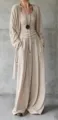 Vista dettagliata di un elegante set da casa in maglia beige a tre pezzi da donna - Albicocca
