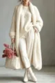 Vue détaillée de la texture du long cardigan en tricot blanc crème - Blanc Cassé