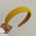 Cerchietto imbottito giallo con motivo geometrico a rilievo per un look volumizzante - Stile Griglia Geometrica a Maglia / Giallo