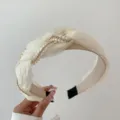 Elegante cerchietto in rete plissettata beige decorato con perle e strass luccicanti - Bianco avorio