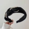 Elegante fascia per capelli ritorta nera plissettata con perle e strass brillanti - Nero