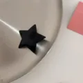 Fermaglio per capelli a stella nera lucida in stile Y2K su un piatto di metallo - Fermaglio a Becco d'Anatra Stella / Nero