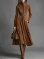 Detailansicht des eleganten braunen Wildleder Langarmkleides mit Reißverschluss und Gürtel. - XS / Karamellbraun