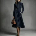 Elegantes dunkelblaues Wildleder-Maxikleid mit Reißverschluss, Taillengürtel und Kontrastnähten. - XS / Marineblau