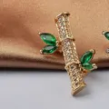 Elegante broche de bambú dorado con piedras marquesas verdes y cristales pavé - Bambú / Modelo 01 Dorado