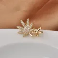 Elegante broche de hoja dorada con cristales pavé para decorar todas sus prendas - Hoja de arce / Modelo 02 Dorado