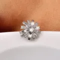 Elegante broche de margarita plateado con piedras de circonita cúbica brillantes - Estilo 04 Plateado