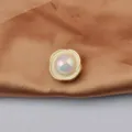 Eleganter magnetischer Blumenbrosche mit schillernder Perle für Seidenkleidung - Weiß Rund (220520-1) / Gold