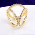 Detailansicht eines goldenen dreiringigen Seidenschalschnallenrings mit klaren Kristallen - Gold