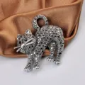 Dettaglio di una spilla a forma di gatto vintage con pietre nere scintillanti e argento. - Nero