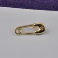 Eleganter goldener Sicherheitsnadel-Broschen mit dekorativer Sternengravur für Kleidung - Blumen Gravierter Stil
