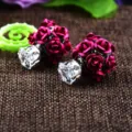 Nahaufnahme von Rosenkugel- und Herz-Zirkonia-Doppelseitigen Ohrsteckern - Zirkonia Stecker Stil / Rosarote Rose