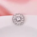 Detailaufnahme einer funkelnden magnetischen Strassblumen-Brosche mit quadratischem Stein - Stil 01 (Floral) / Silber