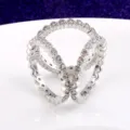 Nahaufnahme einer silbernen Dreifach-Ringschnalle für Schals mit Zirkonia-Steinen - Silber