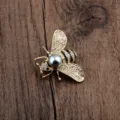 Detailansicht einer exquisiten Bienenbrosche mit grauer Perle und funkelnden Steinen - Gold Plated Gray Pearl
