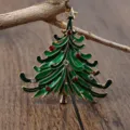 Detaillierte Nahaufnahme einer grünen Emaille-Weihnachtsbaumbrosche mit roten Strasssteinen - Klassischer Tannenbaum