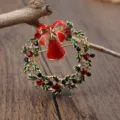 Exquisite Weihnachtskranz-Brosche mit roter Glocke und bunten funkelnden Strasssteinen - Weihnachtskranz