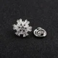Macro weergave van zilveren sneeuwvlok broche met stralende heldere kristallen voor kleding - Witte Sneeuwvlok