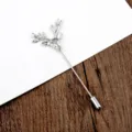 Primer plano detallado de un elegante broche plateado con cabeza de ciervo vintage - Cabeza de Alce Plateado
