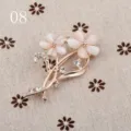 Detailansicht einer eleganten Blumenbrosche mit rosa Katzenaugensteinen und Kristallen. - Zwillingsblume Stil (08)