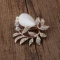Elegante roségoldene Blumenbrosche mit weißem Katzenaugenstein und klaren Kristallen - Opal Blatt Stil (01)