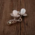 Eleganter Blumen-Brosche in Roségold mit milchigen Katzenaugen-Steinen und Kristallen - Opal Blütenknospe Stil (02)