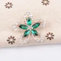 Broche élégante en forme de fleur à cinq pétales avec cristaux verts et strass dorés. - Vert paon