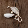 Eleganter blattförmiger Brosche-Pin mit weißem Katzenaugenstein und Kristallen. - Blatt Frucht Stil (06)