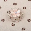 Eleganter roségoldener Blumenanstecker mit rosa Katzenaugen und feinen Kristallakzenten - Rosa Fünfblättrige Blume Stil (09)