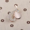 Eleganter roségoldener Katzenaugen-Broschen-Pin mit funkelnden Strass-Akzenten für Damen - Stromlinienförmiger Tränenstil (10)