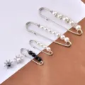 Primer plano de imperdibles plateados con elegantes perlas para ajustar la cintura - Alfileres y Broches de Estrella (10 Juego)