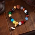 Vista dettagliata del braccialetto di perle di preghiera multi-gemme diciotto semi cinesi. - Bracciale con diciotto semi