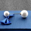 Elegante broche de doble perla blanca con alfiler dorado para cárdigans y suéteres - Alfiler Recto en Tono Dorado / Dorado