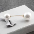 Elegante broche de doble cabeza de perla blanca con aguja dorada en caja de joyas - Alfiler Curvo en Tono Dorado / Dorado
