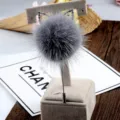 Elegante graue Nerzfellkugel-Brosche mit Strass-Katzenohren für Pullover und Kleidung - Grau