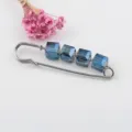 Eleganter silberner Sicherheitsnadel-Brosche mit vier facettierten blauen Kristallwürfeln - Vier Perlen / Blau