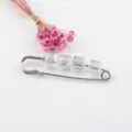 Eleganter Sicherheitsnadel-Anstecker mit vier klaren Kristallen für Strickjacken - Vier Perlen / Weiß