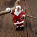 Festliche Weihnachtsmann-Emaille-Brosche mit Perlenakzent, perfekt für Accessoires - Weihnachtsmann