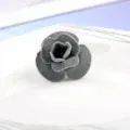 Vue détaillée d'une broche rose en velours gris pour costumes et robes. - Gris