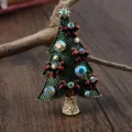 Festliche Weihnachtsbaumbrosche mit funkelnden bunten Strasssteinen und roten Schleifen - Tannenbaum mit Bunten Steinen