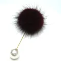 Eleganter Nerzfell-Pompon-Brosche mit einer glänzenden weißen Perle auf Goldnadel - Nerzfell-Perlenbrosche (746) / Burgunderrot