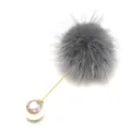 Detailansicht einer hochwertigen grauen Nerzfell-Bommel und eleganten weißen Perlenbrosche - Nerzfell-Perlenbrosche (746) / Grau