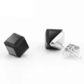 Nahaufnahme minimalistischer schwarzer geometrischer Würfelstecker in Sterlingsilber - Schwarz