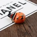 Halloween Kürbis Brosche Anstecknadel mit schwarzem Hexenhut und roten Strasssteinen - Halloween-Kürbis