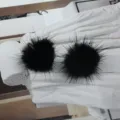 Nahaufnahme von eleganten schwarzen Nerzpelz Pompom Ohrsteckern für den Winter - Schwarz