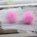 Detailansicht der eleganten weichen rosa Nerzpelz Pom-Pom Ohrstecker für Damen - Rosa